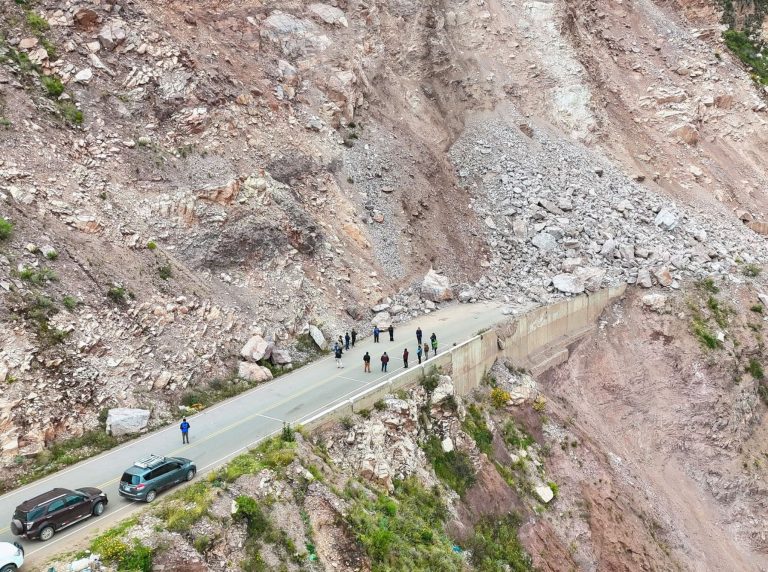 Cusco: derrumbe de grandes proporciones bloquea tránsito en la vía a Paucartambo [video]