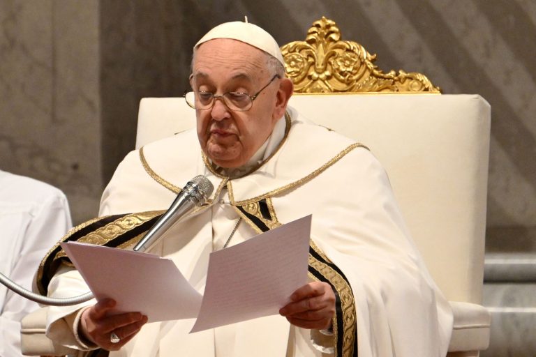 El papa pide a los niños ser «artesanos de paz» y «no perder tiempo en redes sociales»
