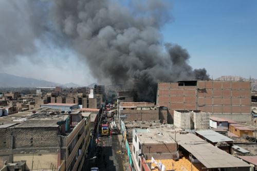 Incendio en Barrios Altos: mujer policía rescató a hombre atrapado en edificio