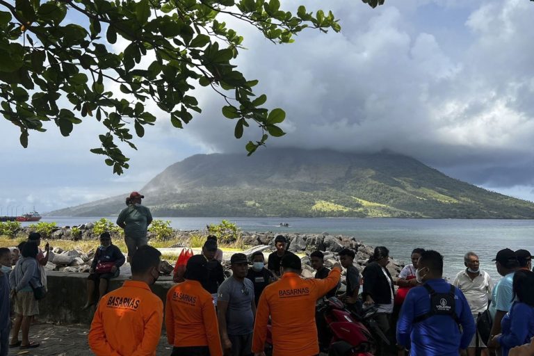 Indonesia evacúa a más de 800 personas por aumento de actividad del volcán Ruang