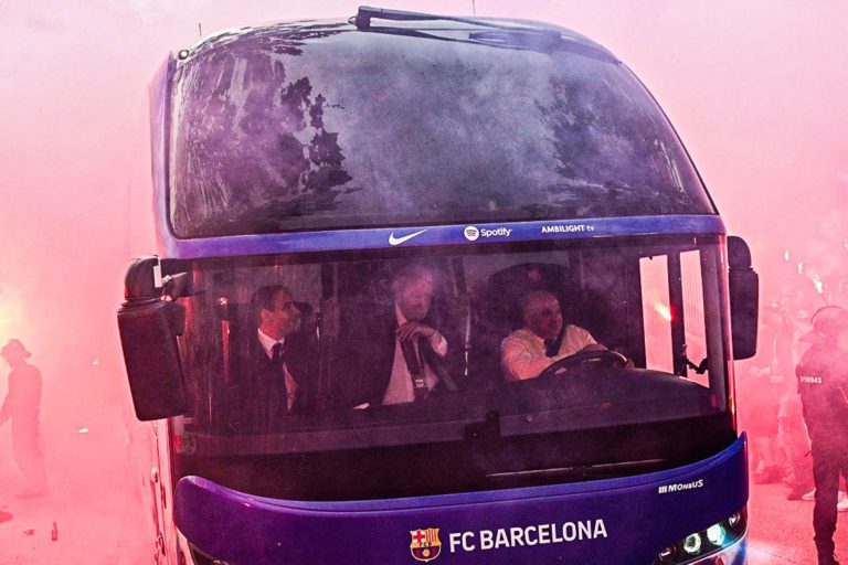 Lanzamiento de bengalas entre las aficiones del Barça y del PSG y un detenido por lesiones
