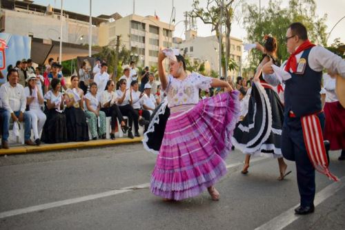 Más de 3,000 chiclayanos se unieron al festival de marinera “Mil pañuelos al aire”