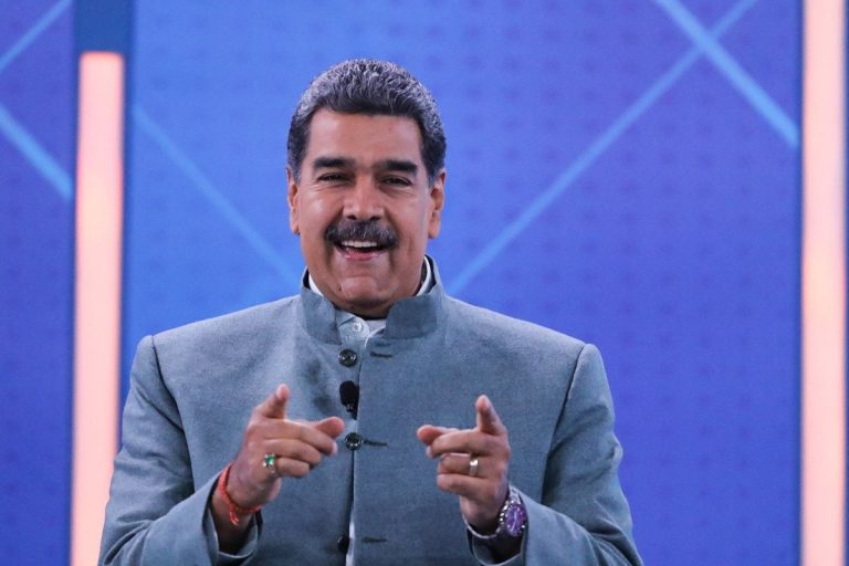 Nicolás Maduro manda mensaje en ‘inglés’ a Joe Biden y provoca risas de su propio público