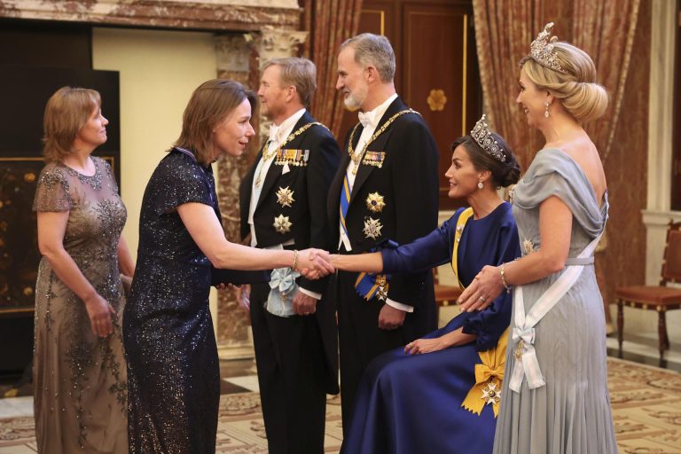¿Nuevo protocolo? Reina Letizia recibió el besamanos de 200 invitados sentada