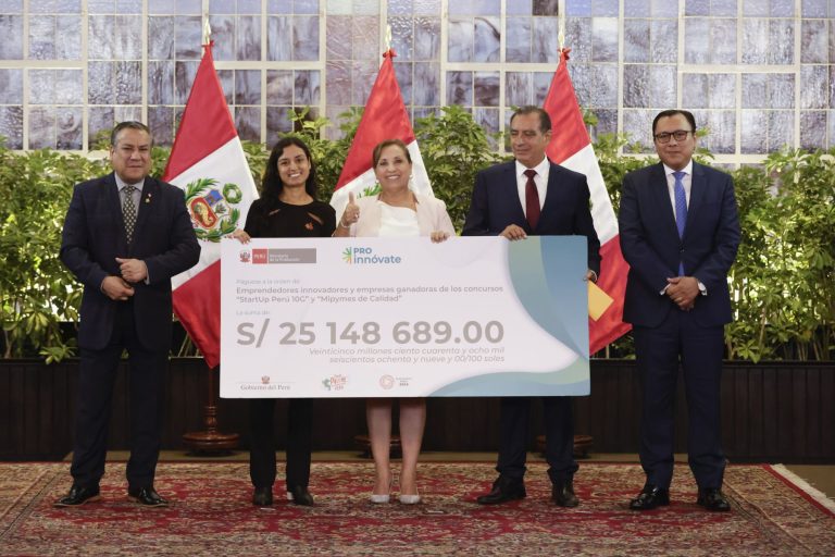 Presidenta Boluarte premió a más de 460 emprendedores y microempresarios