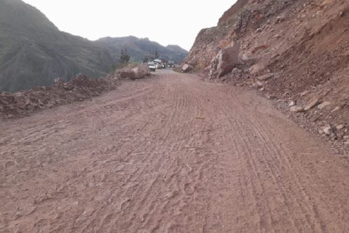 Rehabilitan vía Cusco-Paucartambo tras limpieza de derrumbe de grandes proporciones