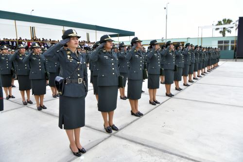 Presidente del Congreso destaca labor de mujeres policías del país